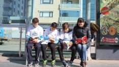 Samsun’da Öğrenciler tramvay duraklarında kitap okudu