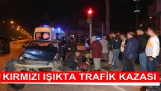 KIRMIZI IŞIKTA TRAFİK KAZASI: 3 KİŞİ YARALI