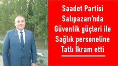 Saadet Partisi Salıpazarı’nda güvenlik güçleri ile sağlık personeline Tatlı İkram etti